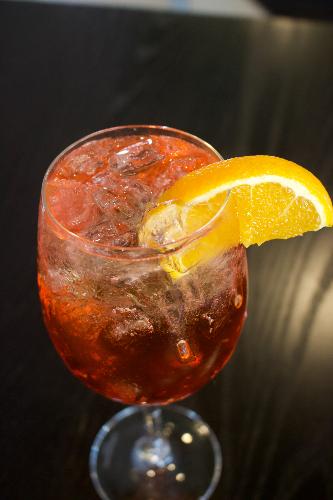 aperol sprintz with orange slice